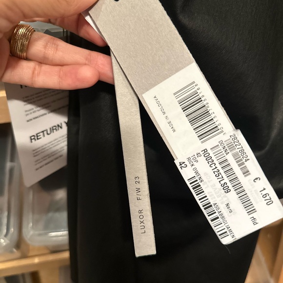 Rick Owens NWT FW23 Excellent
Luxor one-shoulder top Lambskin Leather
Black IT42 - Picture 6 of 9